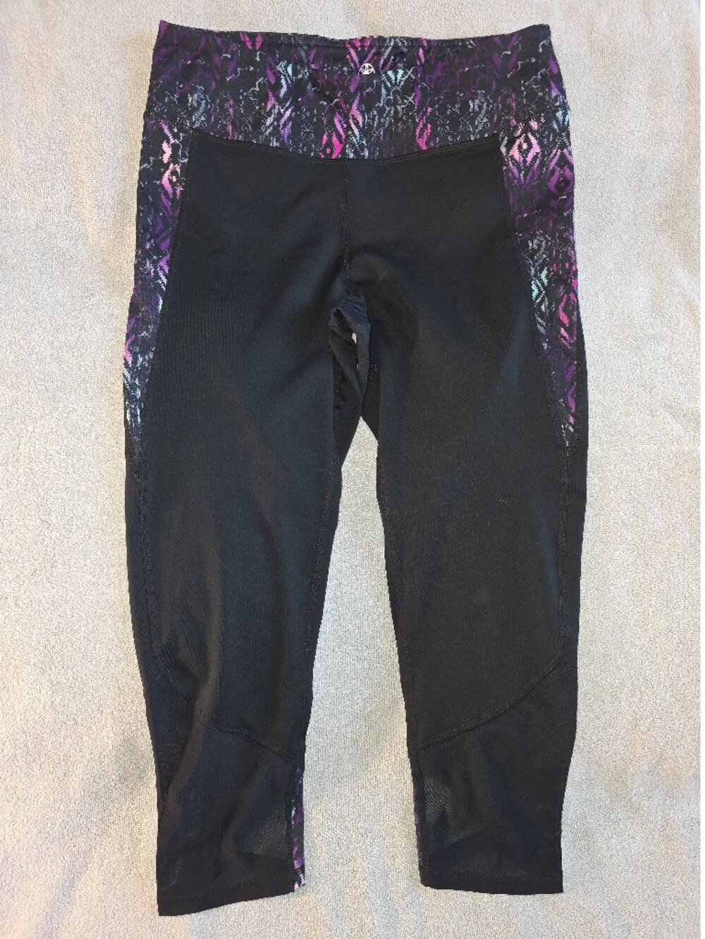 Leggings (Gaiam): Capri, black with purple/pink/seafoam pattern, Size M